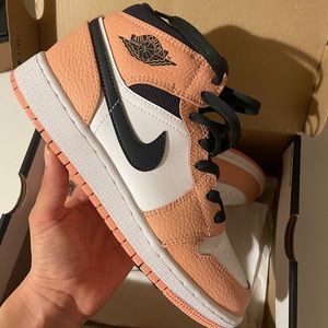 Slightly used Air Jordan 1 “PINK QUARTZ”